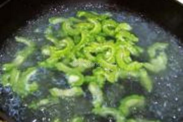 肉片炒苦瓜的做法图解4