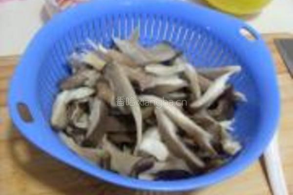 蘑菇炒肉片的做法图解2