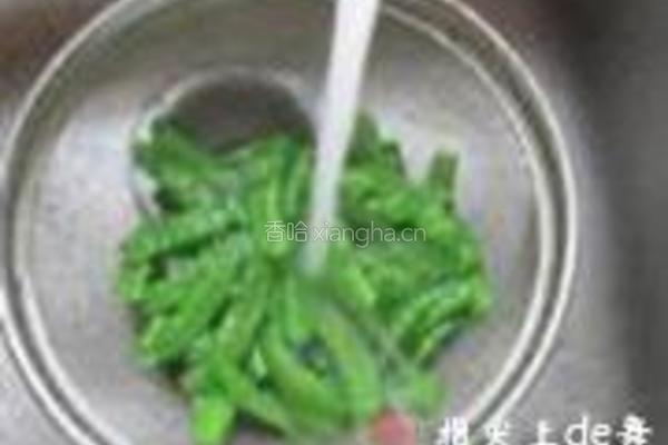 香瓜蜜豆虾仁的做法图解4