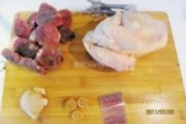 红菇土鸡汤的做法图解1