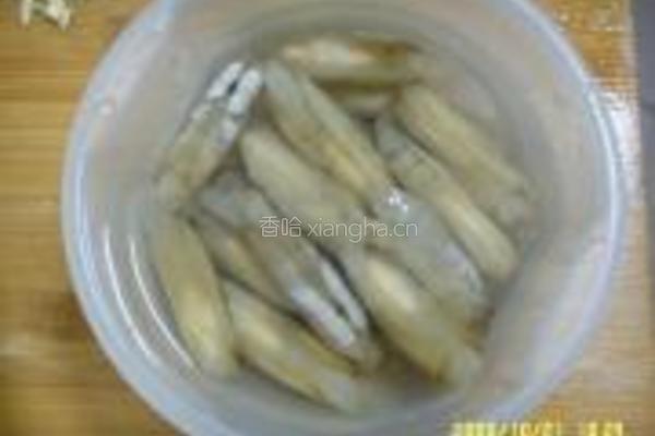 蛏子蒸丝瓜的做法图解1