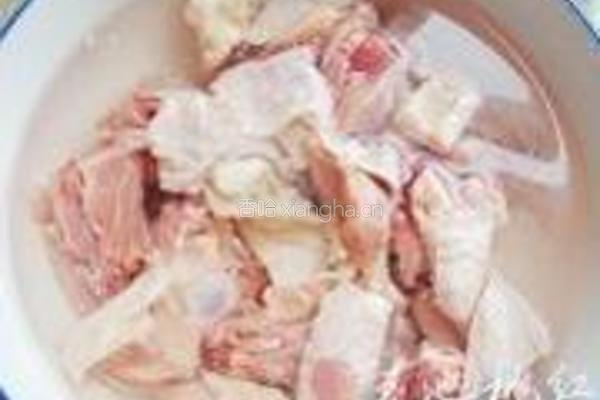 浓香栗子鸡的做法图解1