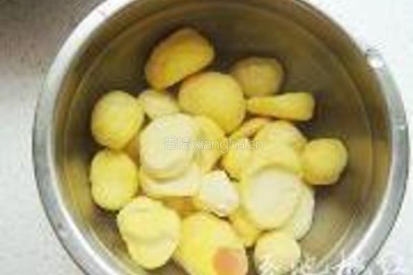浓香栗子鸡的做法图解2