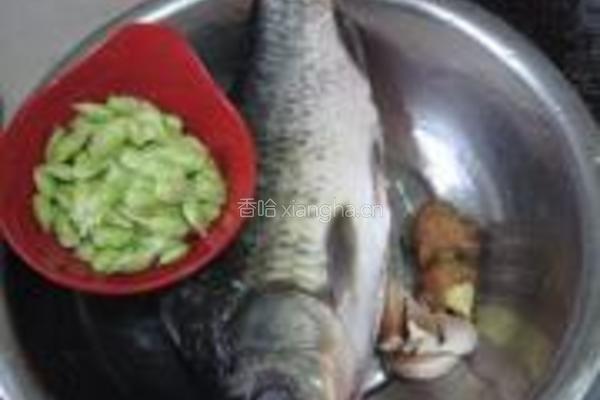 紫苏毛豆烧鲫鱼的做法图解1
