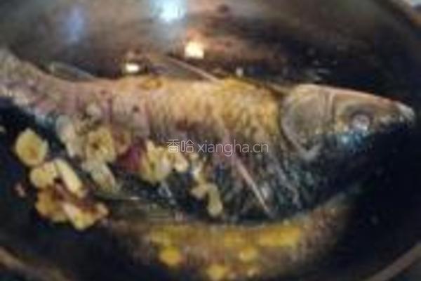 紫苏毛豆烧鲫鱼的做法图解4