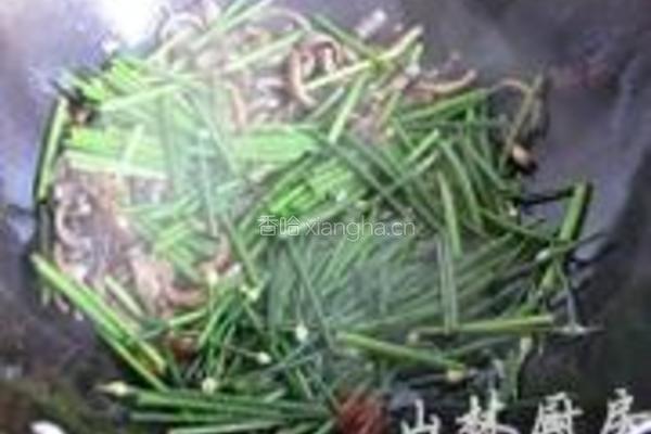 韭菜花炒鳝丝的做法图解5