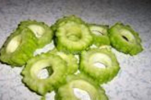 苦瓜培根金针菇卷的做法图解2