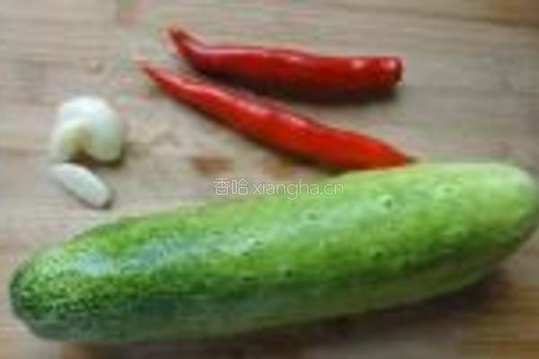 辣椒炒黄瓜的做法图解1