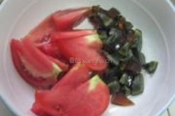 番茄瘦肉皮蛋汤的做法图解2