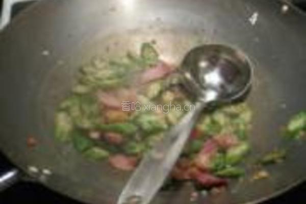 咸肉片炒秋葵的做法图解4