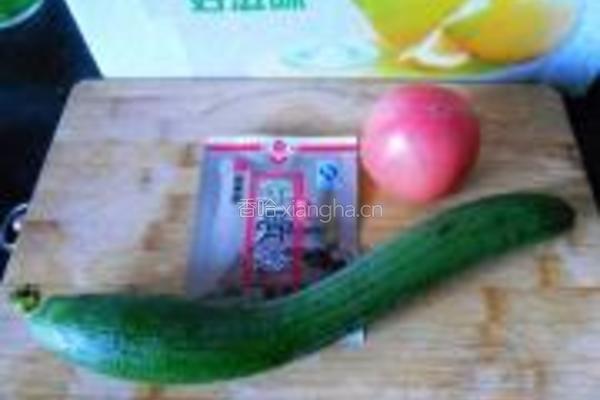 丝瓜番茄猪骨汤的做法图解1