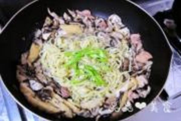 鸡肉蘑菇炒面的做法图解10