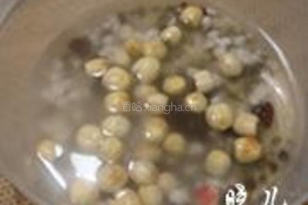 绿豆莲子银耳粥的做法图解2