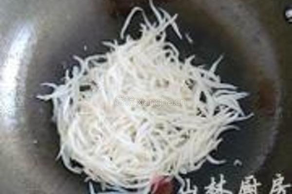 银鱼蚕豆汤的做法图解2