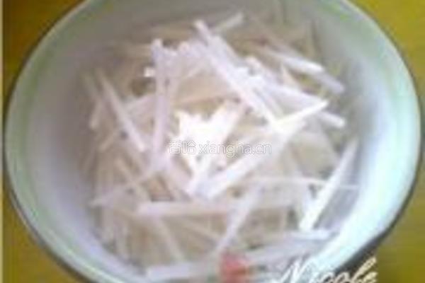 鲜鱼萝卜汤的做法图解1