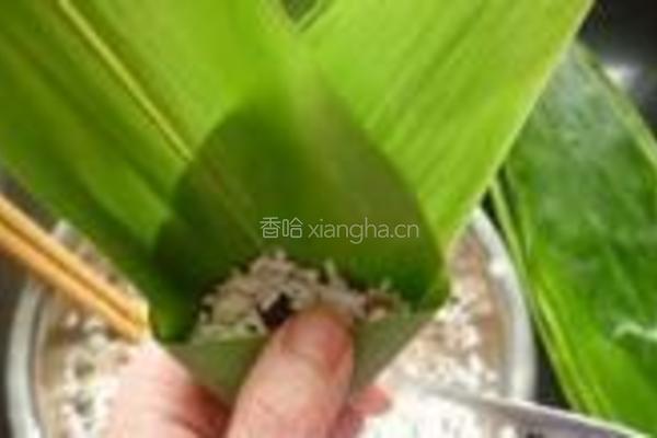 红豆花生蜜枣粽的做法图解5