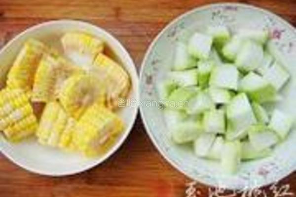 玉米葫芦瓜排骨汤的做法图解2