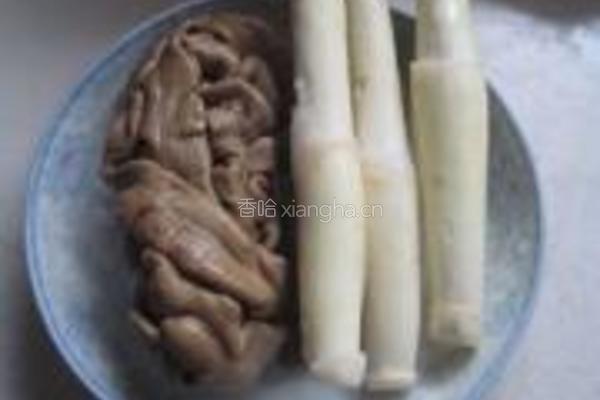 茭白炒肥肠的做法图解1