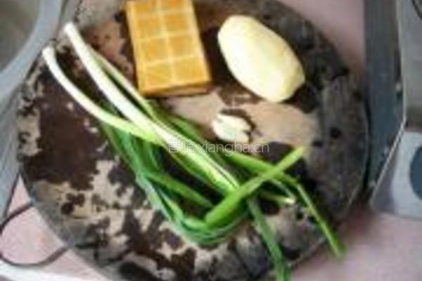 土豆炒香干的做法图解1