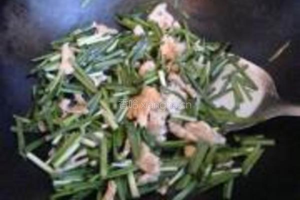 韭菜炒鸡胸脯肉的做法图解4