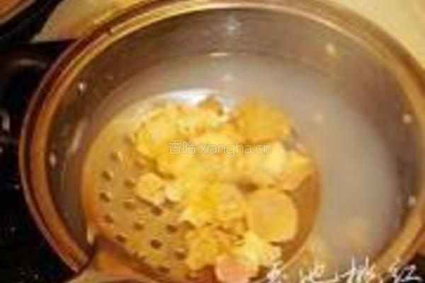 海螺炒韭菜的做法图解1