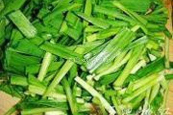 海螺炒韭菜的做法图解3