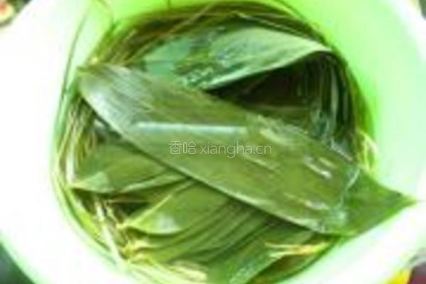 黑米鲍鱼粽的做法图解2