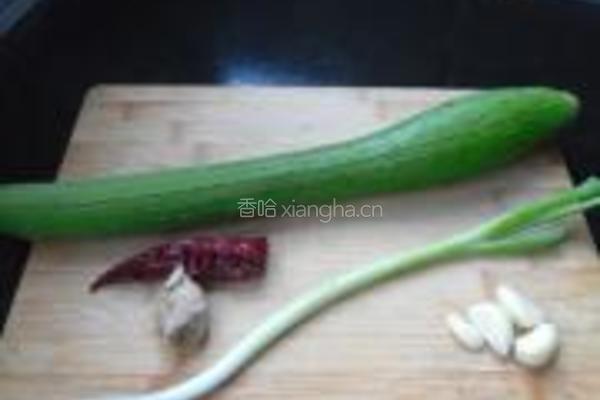 鱼香丝瓜的做法图解1