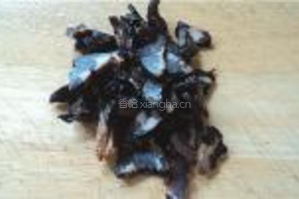 腊肉炒芥兰的做法图解1