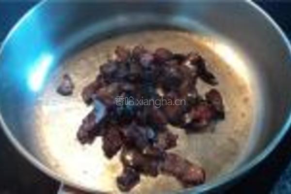 腊肉炒芥兰的做法图解2