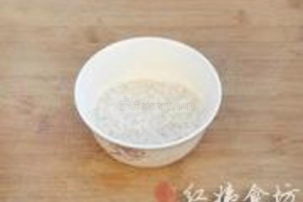 木耳山楂粥的做法图解2