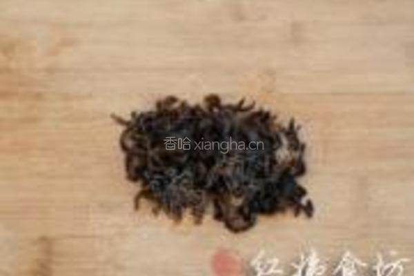 木耳山楂粥的做法图解1