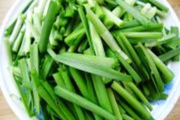 桃仁炒韭菜的做法图解1