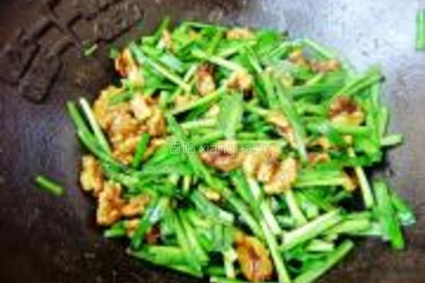 桃仁炒韭菜的做法图解5