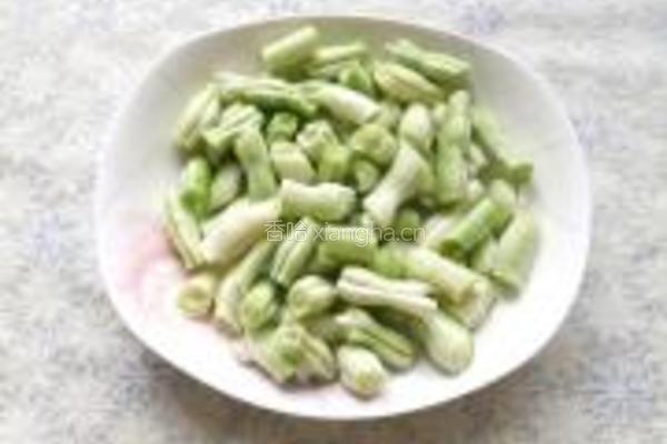 五花肉烧土豆芸豆的做法图解1