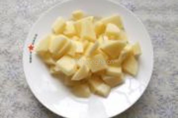 五花肉烧土豆芸豆的做法图解2