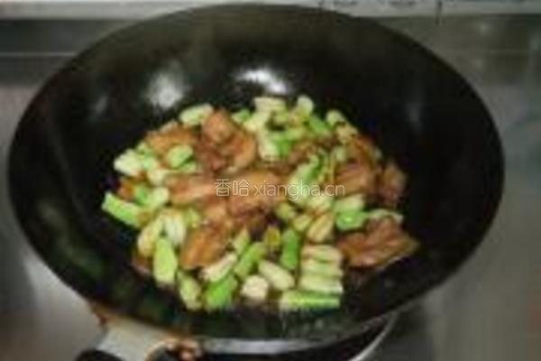 五花肉烧土豆芸豆的做法图解7