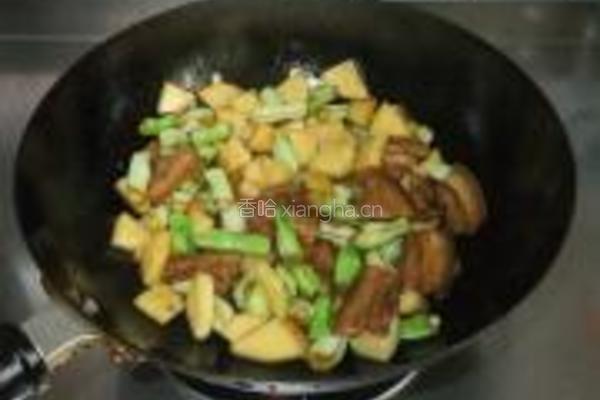 五花肉烧土豆芸豆的做法图解8