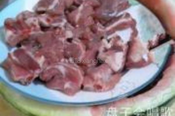 西瓜皮红烧排骨的做法图解1
