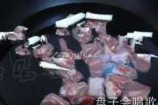 西瓜皮红烧排骨的做法图解2
