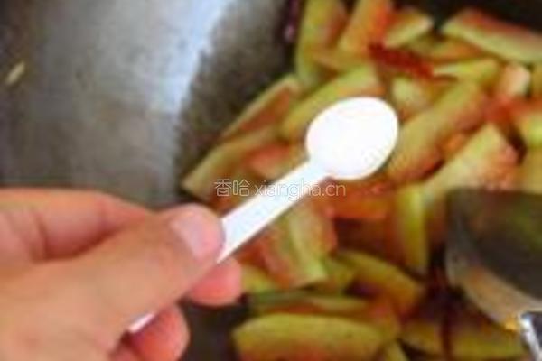 炝炒酸辣西瓜皮的做法图解6