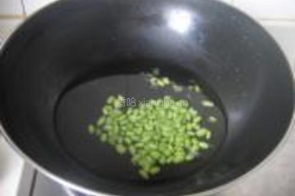 瓜皮肉丝炒毛豆的做法图解3