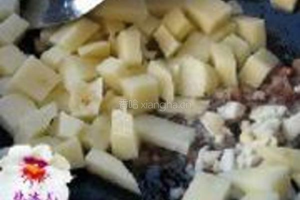 腊肉土豆焖饭的做法图解2