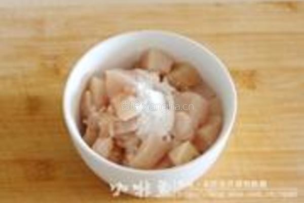 茄汁松仁鸡丁的做法图解1