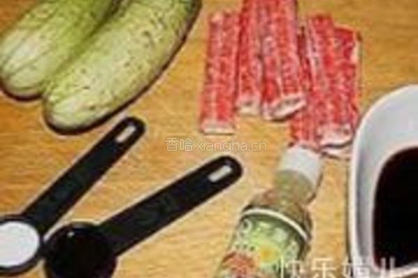 凉拌黄瓜蟹肉丝的做法图解1