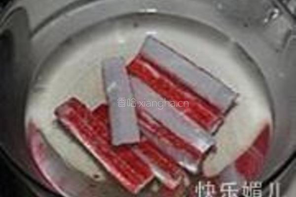 凉拌黄瓜蟹肉丝的做法图解2