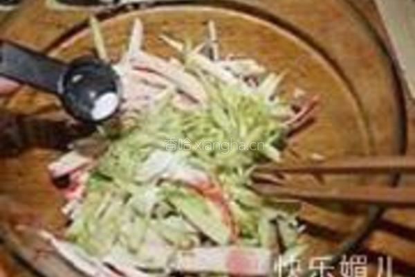 凉拌黄瓜蟹肉丝的做法图解4