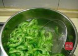 肉末炒苦瓜的做法图解2