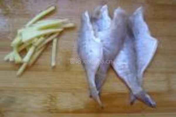 干剥皮鱼炒胡萝卜的做法图解1