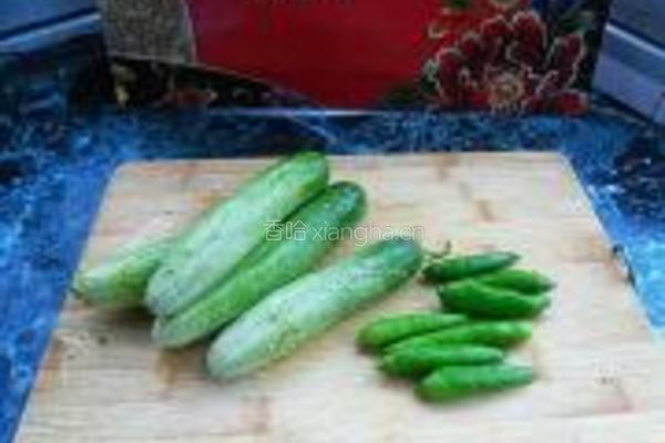 朝天椒炒黄瓜的做法图解1